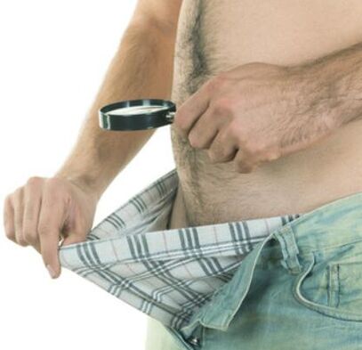 мужчына разглядае член і жадае яго павялічыць